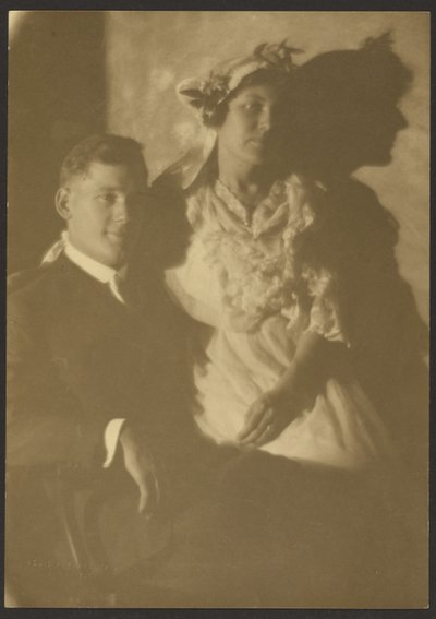 [Portret van een man en een vrouw met bloemenhoed]. door Louis Fleckenstein