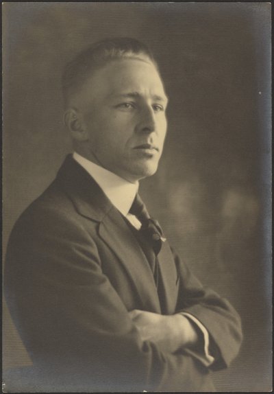[Portret van een man met gekruiste armen]. door Louis Fleckenstein
