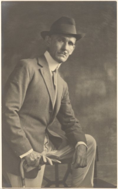 [Portret van een man met stok en handschoenen]. door Louis Fleckenstein