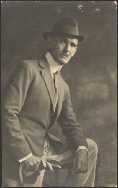 [Portret van een man met stok en handschoenen]. door Louis Fleckenstein