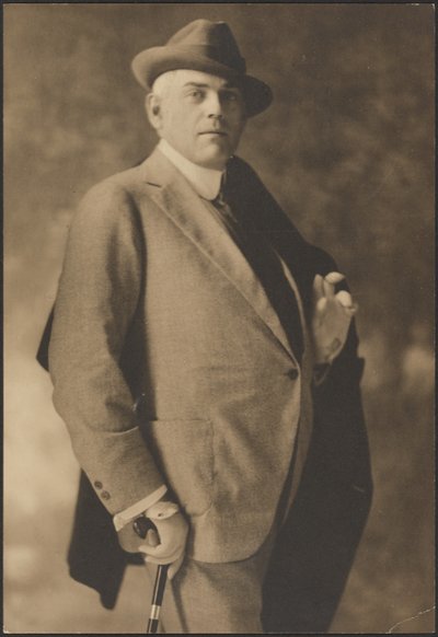 [Portret van een man met stok en handschoenen]. door Louis Fleckenstein