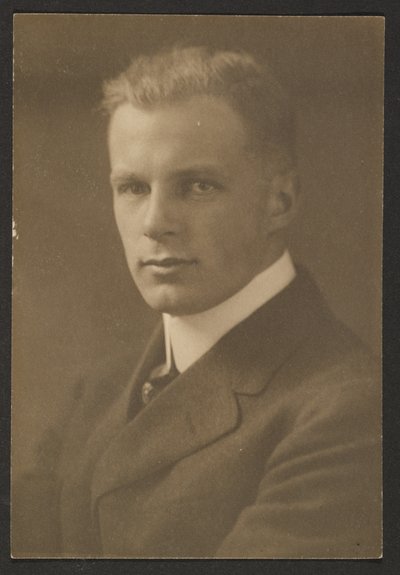 [Portret van een man met een coupe]. door Louis Fleckenstein