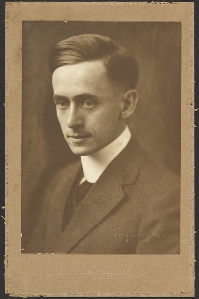 [Portret van een man met hoge kraag]. door Louis Fleckenstein