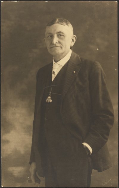 [Portret van een man met een sierlijke horlogehanger]. door Louis Fleckenstein