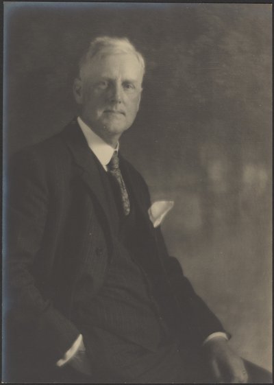 [Portret van een man met zakdoek]. door Louis Fleckenstein