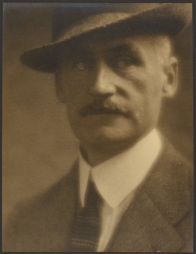 [Portret van een man met strohoed]. door Louis Fleckenstein