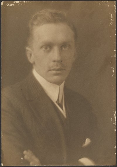 [Portret van een man met een dunne snor]. door Louis Fleckenstein