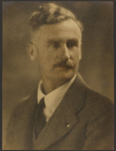 [Portret van een man met witte reversspeld]. door Louis Fleckenstein