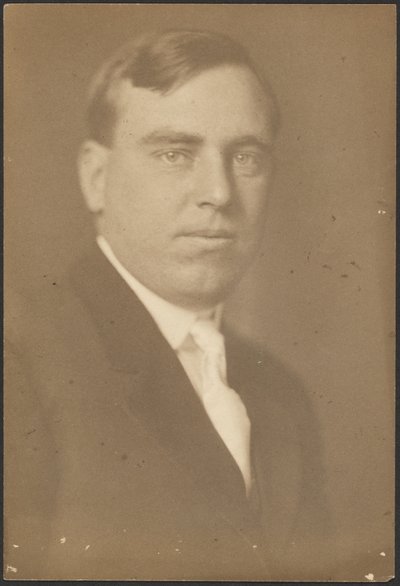 [Portret van een man met witte stropdas]. door Louis Fleckenstein