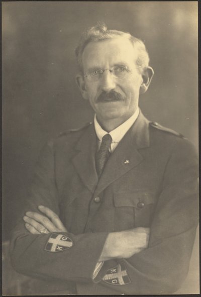 [Portret van een militaire aalmoezenier]. door Louis Fleckenstein