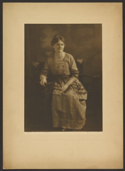 [Portret van een zittende vrouw in jurk met lintaccenten]. door Louis Fleckenstein