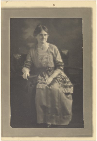 [Portret van een zittende vrouw in jurk met lintaccenten]. door Louis Fleckenstein