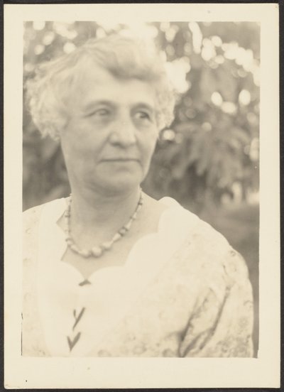 [Portret van een vrouw]. door Louis Fleckenstein