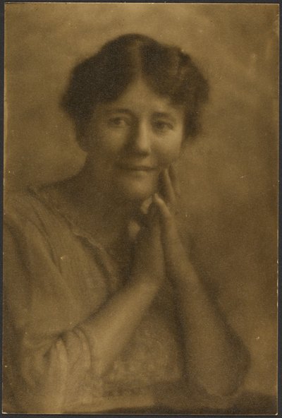 [Portret van een vrouw die haar handen voor haar gezicht houdt]. door Louis Fleckenstein