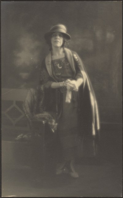 [Portret van een vrouw leunend op een bank]. door Louis Fleckenstein