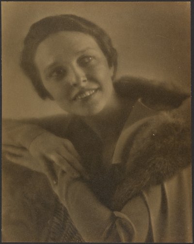[Portret van een vrouw leunend op een stoel]. door Louis Fleckenstein