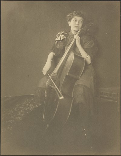 [Portret van een cellospelende vrouw]. door Louis Fleckenstein