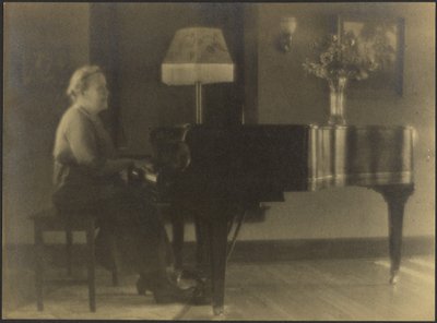 [Portret van een vrouw zittend aan de piano] door Louis Fleckenstein