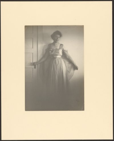 [Portret van een vrouw voor de deur]. door Louis Fleckenstein