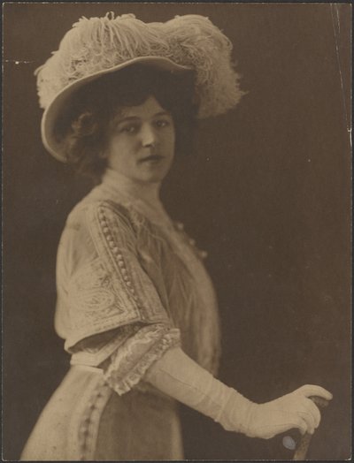 [Portret van een vrouw met paraplu]. door Louis Fleckenstein
