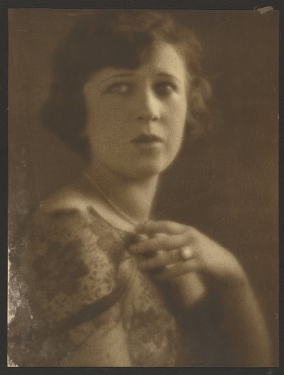 [Portret van een vrouw met een kanten topje]. door Louis Fleckenstein