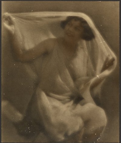 [Portret van een vrouw met een sluier]. door Louis Fleckenstein