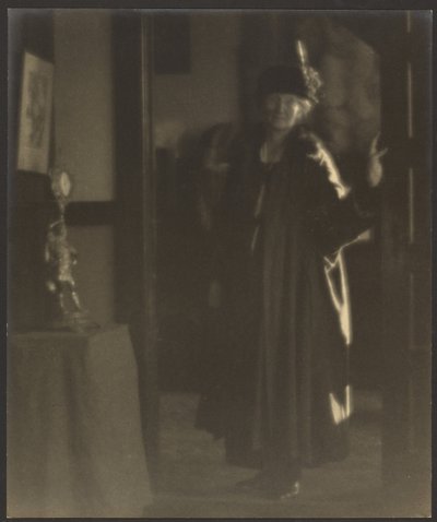 [Portret van een vrouw in de deuropening]. door Louis Fleckenstein