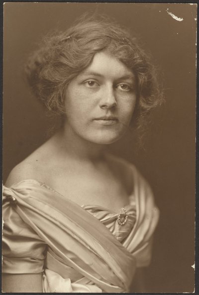[Portret van een vrouw in formele kleding]. door Louis Fleckenstein