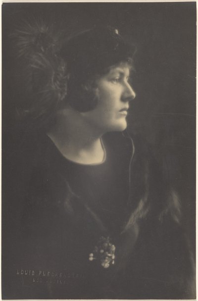 [Portret van een vrouw in een bontmantel]. door Louis Fleckenstein