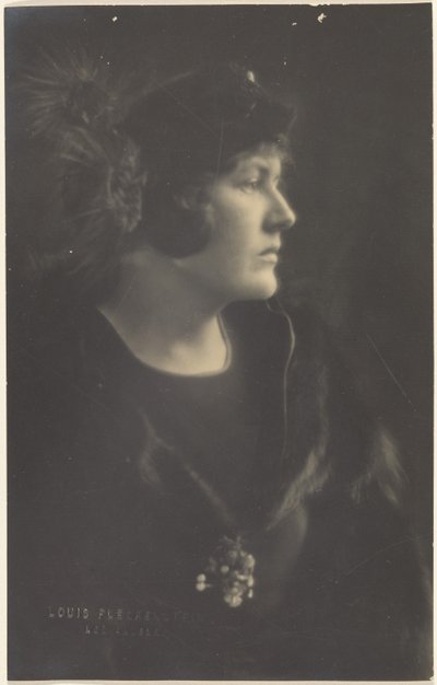 [Portret van een vrouw in een bontmantel]. door Louis Fleckenstein
