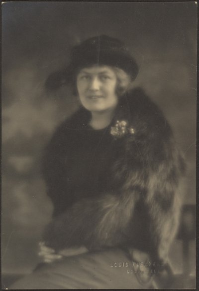[Portret van een vrouw in een bontmantel]. door Louis Fleckenstein