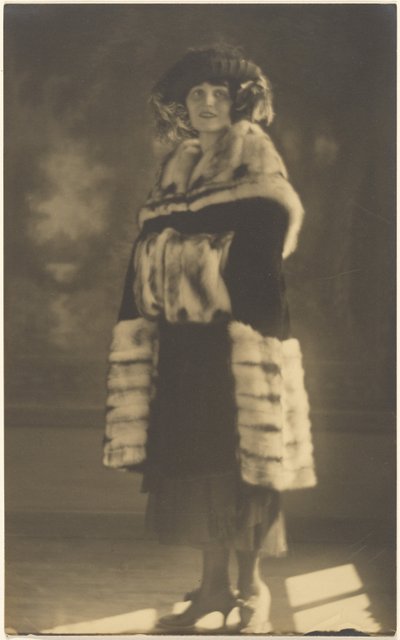 [Portret van een vrouw in bontjas met muts]. door Louis Fleckenstein