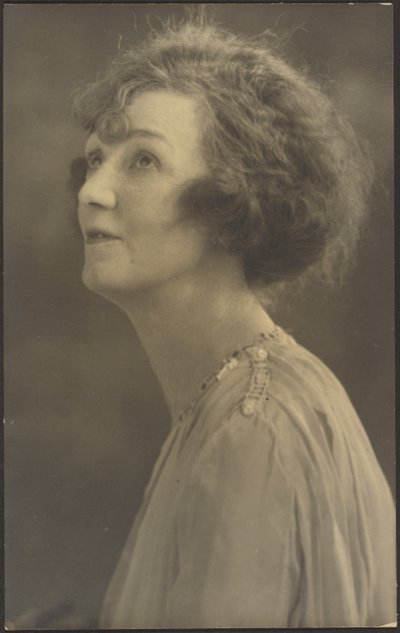 [Portret van een vrouw in bont (niet zichtbaar)] door Louis Fleckenstein