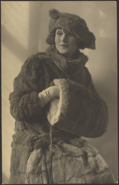 [Portret van een vrouw in bont met muts]. door Louis Fleckenstein