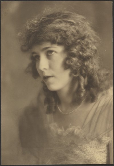 [Portret van een vrouw in gaassjaal]. door Louis Fleckenstein