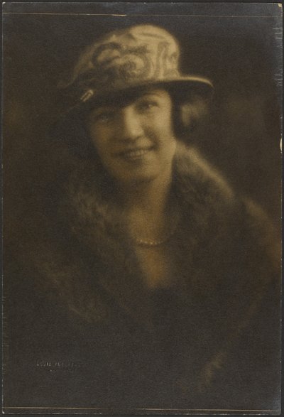 [Portret van een vrouw met hoed met versierd motief]. door Louis Fleckenstein