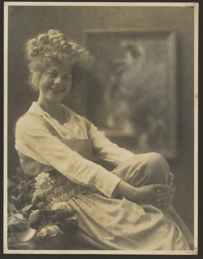 [Portret van een vrouw in pinafore met bloemen]. door Louis Fleckenstein