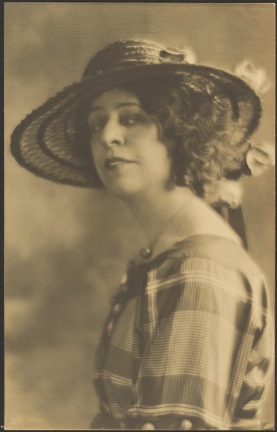 [Portret van een vrouw in geruite jurk]. door Louis Fleckenstein