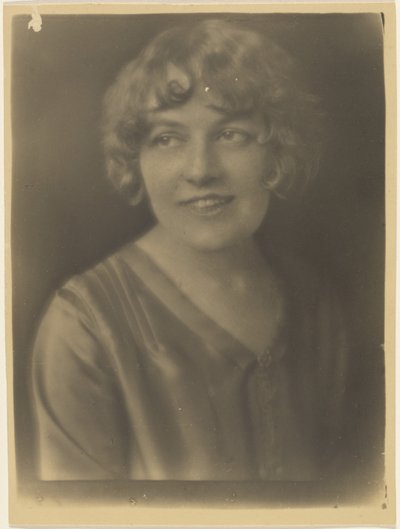 [Portret van een vrouw in een satijnen hemd]. door Louis Fleckenstein