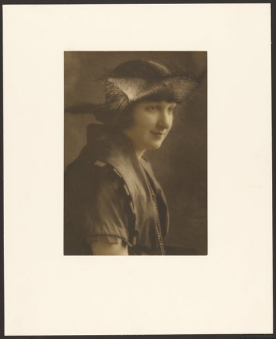 [Portret van een vrouw met strohoed]. door Louis Fleckenstein