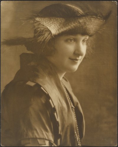 [Portret van een vrouw met strohoed]. door Louis Fleckenstein