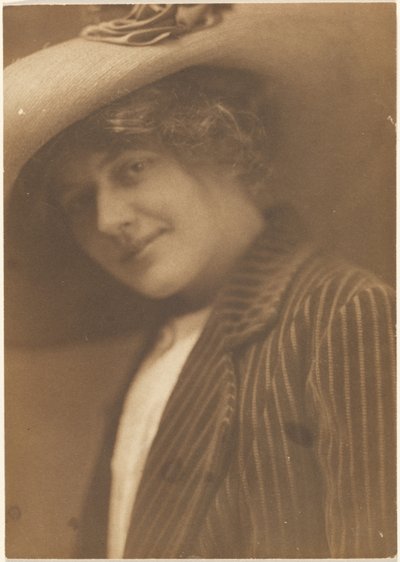 [Portret van een vrouw in gestreepte blazer]. door Louis Fleckenstein