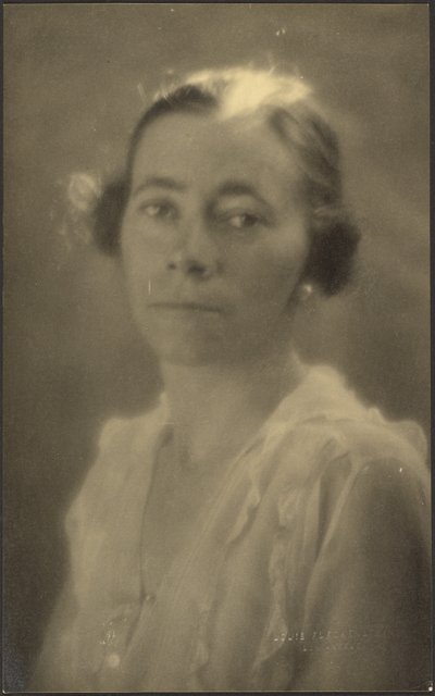 [Portret van een vrouw in witte blouse] door Louis Fleckenstein