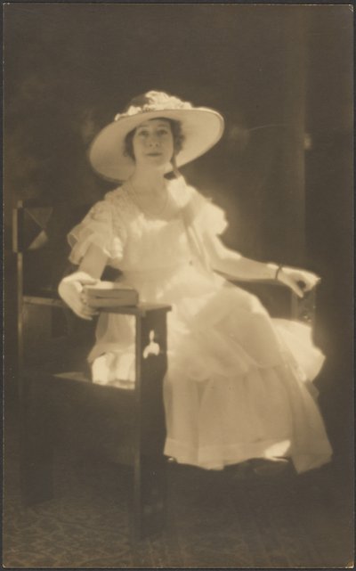 [Portret van een vrouw in een witte jurk]. door Louis Fleckenstein