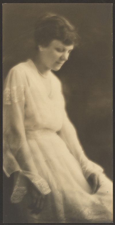 [Portret van een vrouw in een witte jurk met kant]. door Louis Fleckenstein