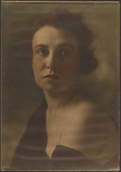 [Portret van een vrouw met blote schouders]. door Louis Fleckenstein