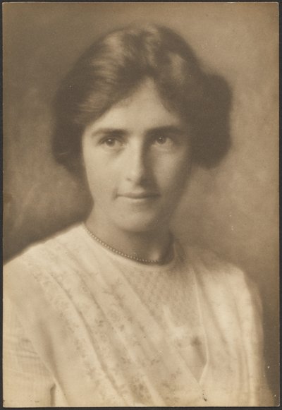 [Portret van een vrouw met kralenketting]. door Louis Fleckenstein