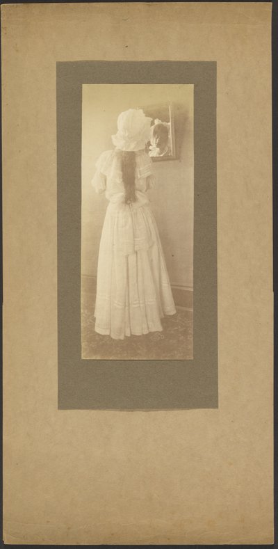 [Portret van een vrouw met muts in de spiegel]. door Louis Fleckenstein