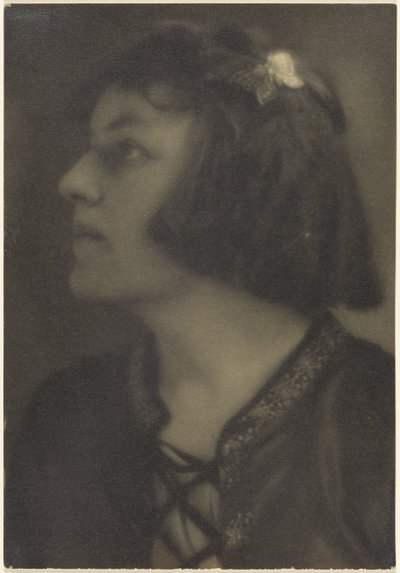 [Portret van een vrouw met vlinder haarspeld]. door Louis Fleckenstein