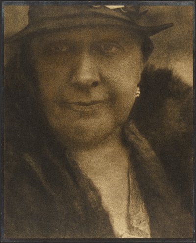 [Portret van een vrouw met diamanten oorbel]. door Louis Fleckenstein